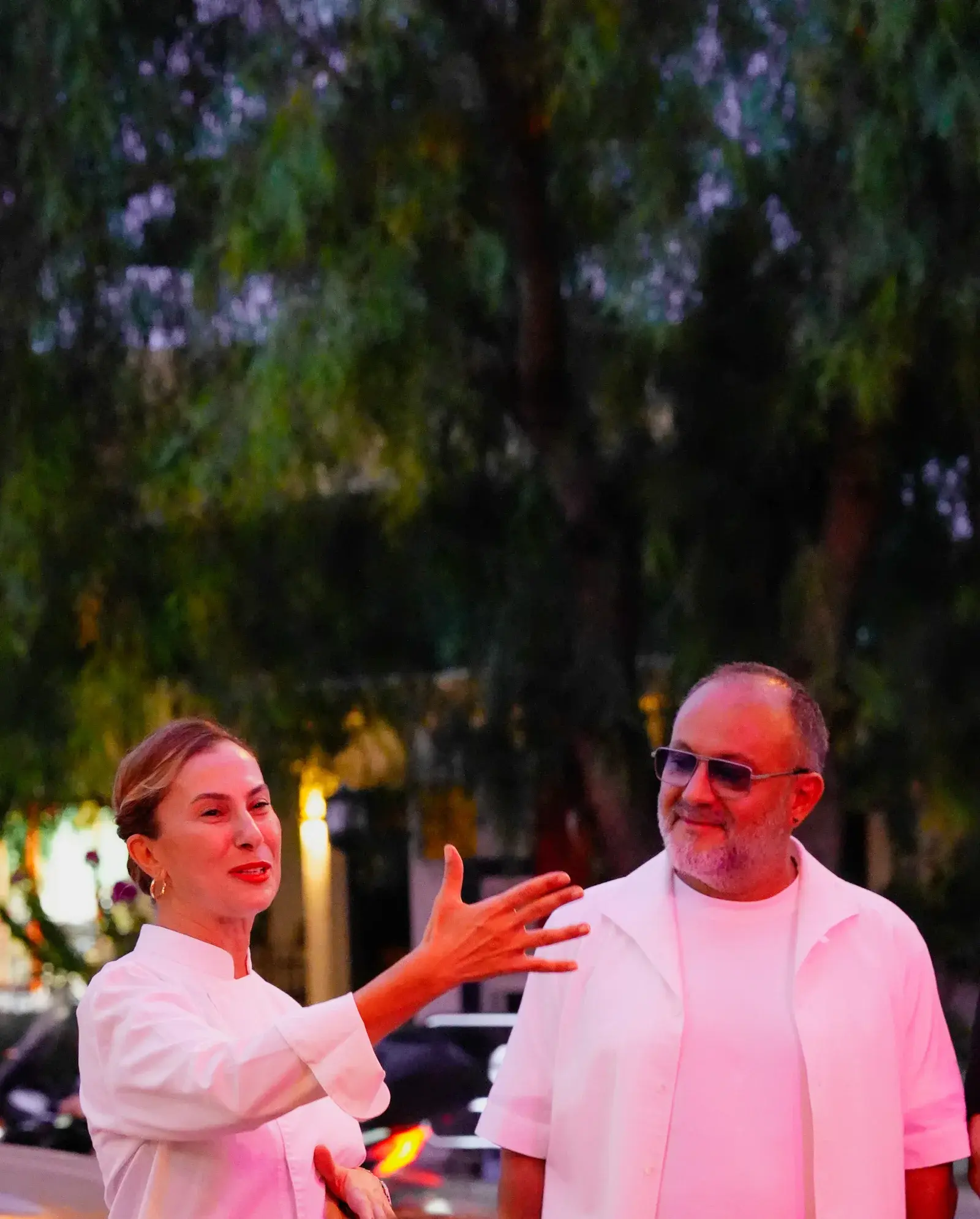 Pınar İshakoğlu introducing the menu at a dinner