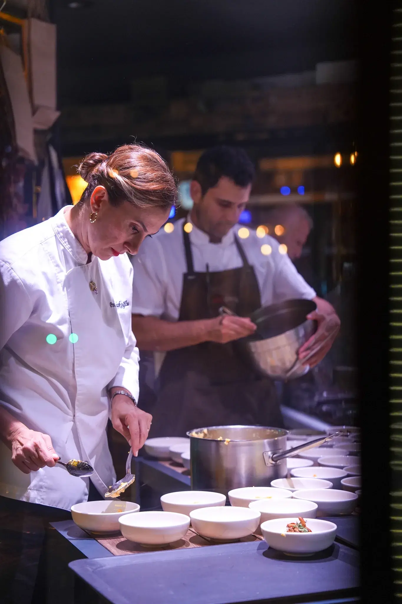 Pınar İshakoğlu and her team plating in an event kitchen
