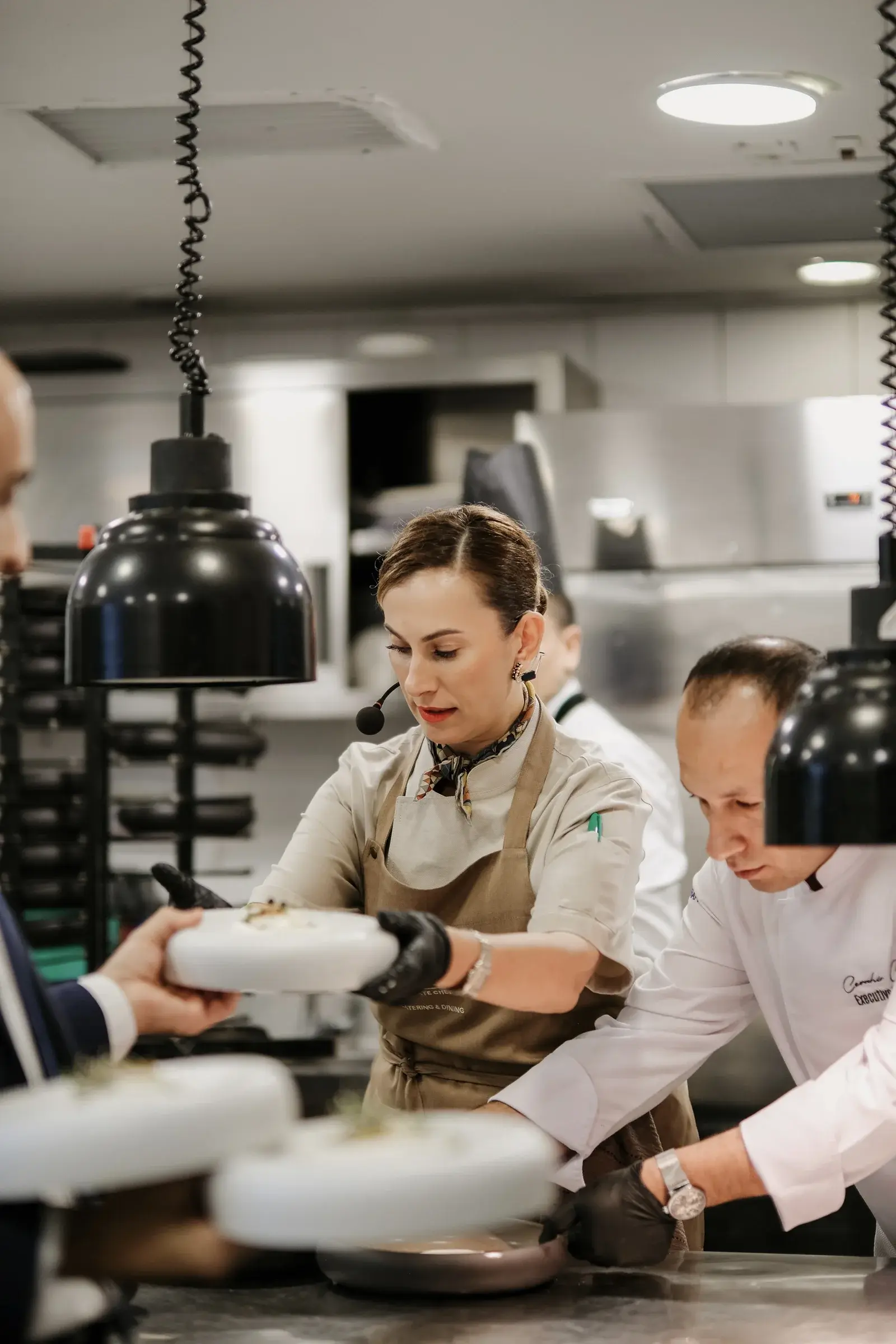 Pınar İshakoğlu and the kitchen team readying plates for service