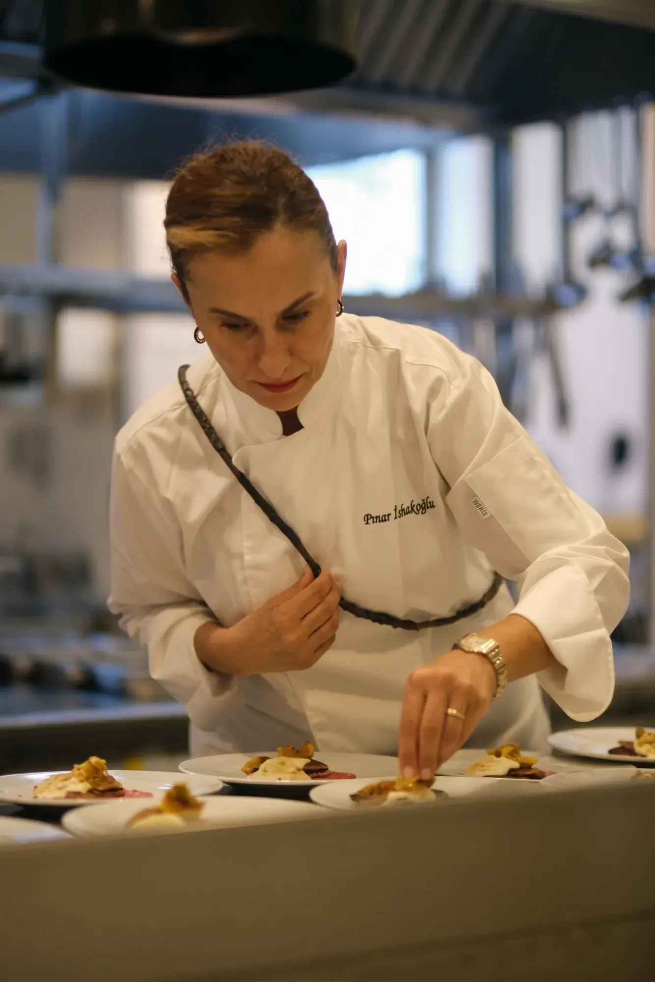 Pınar İshakoğlu adding the final touch to plates before service