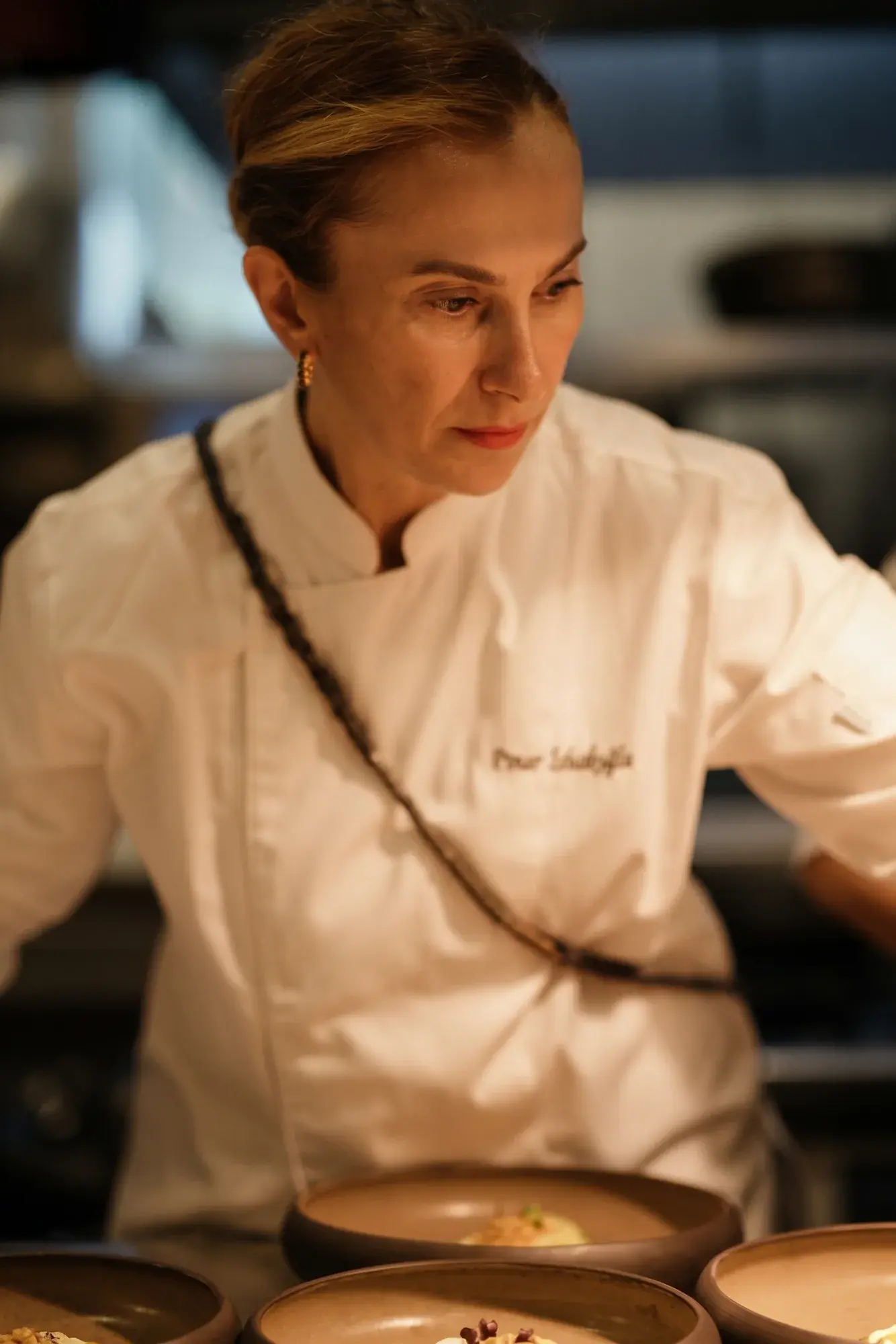 Pınar İshakoğlu in the kitchen during service